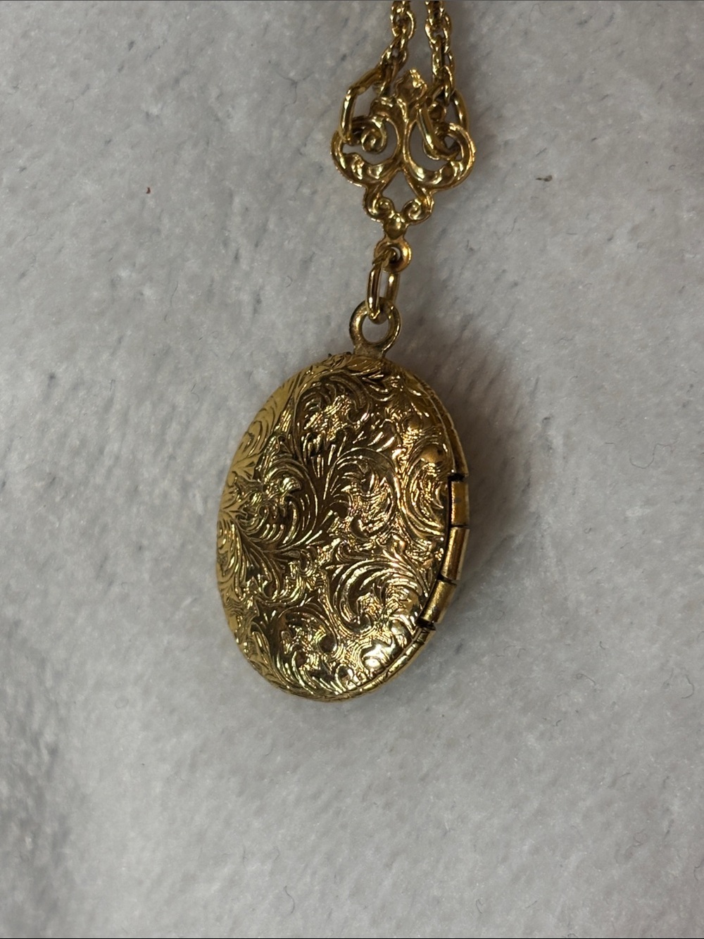 Vintage 1928 Gold-tone Floral Portrait Locket Necklace - Picture 4 of 5